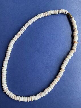 Vintage puka shell necklace 🌺